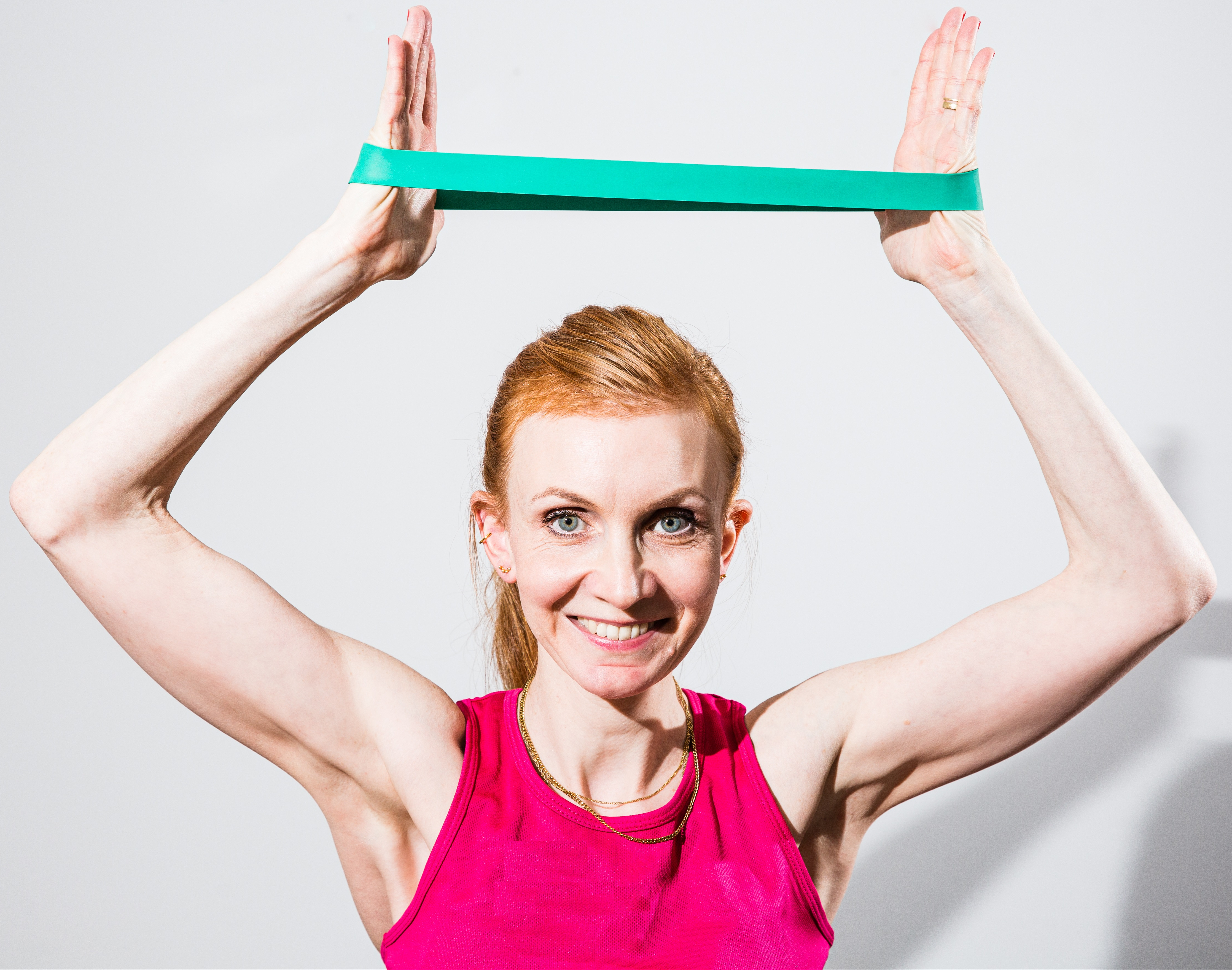 Frau trainiert mit Tube